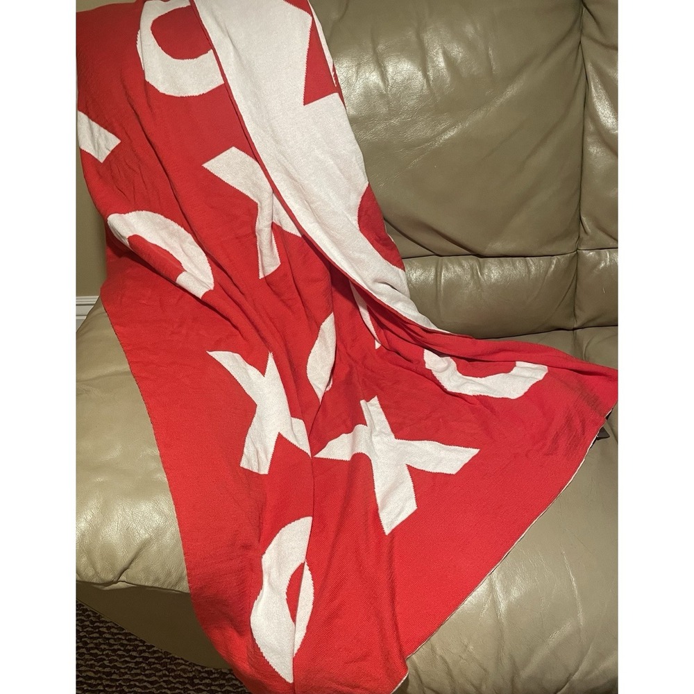 NWT Santa Barbara Design Studio X's & O's Luxe Throw Blanket 60" x 47" Red White